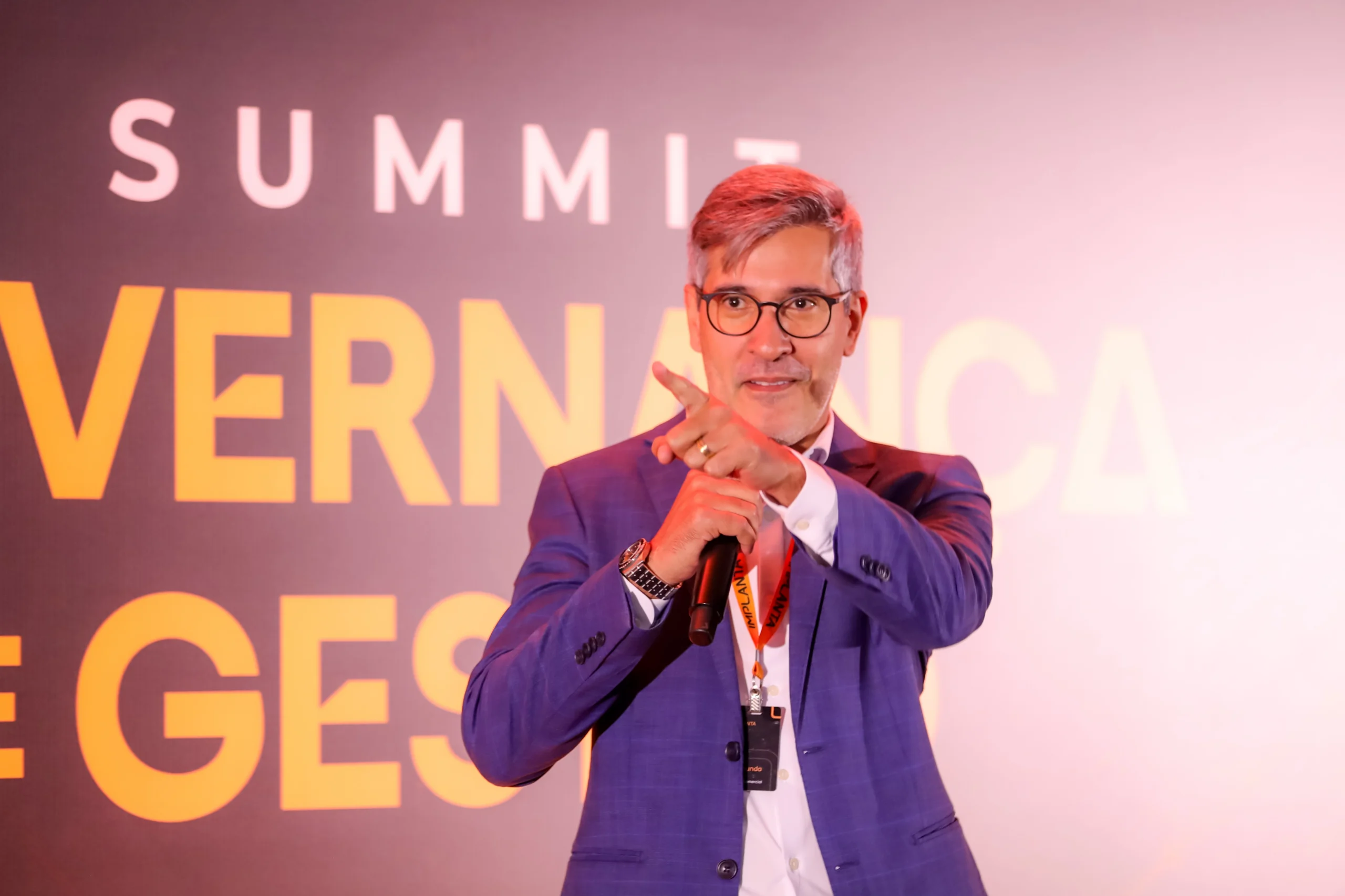 Apresentação sobre dados e tecnologia durante o Summit